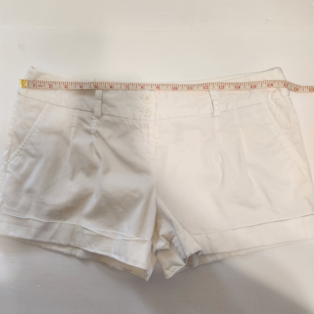Cuffed Hem White Shorts - Picture 4 of 10